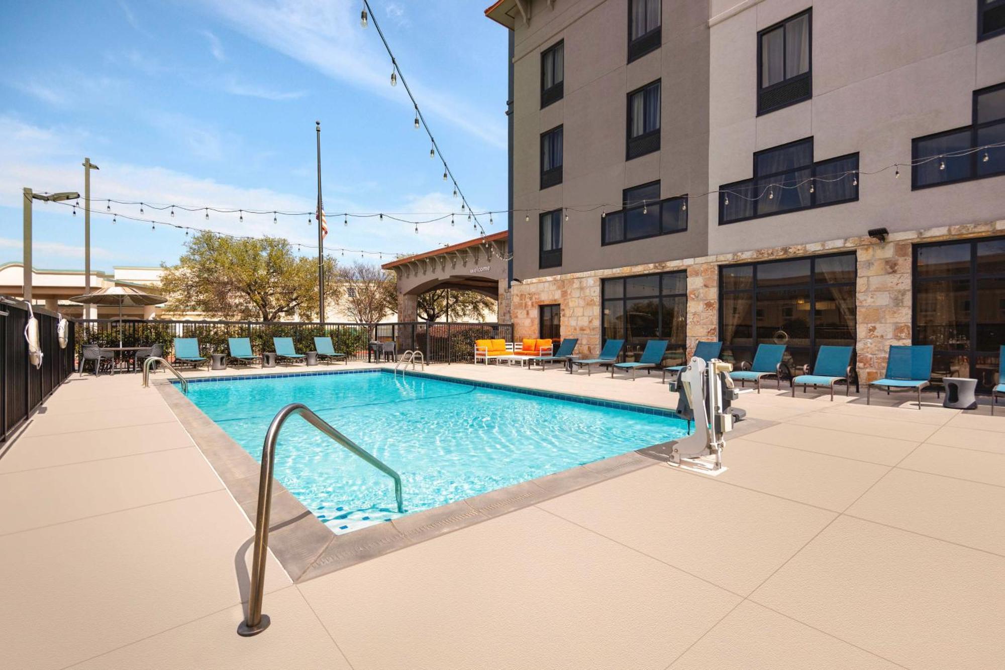 Hampton Inn & Suites Сан Маркос Екстериор снимка